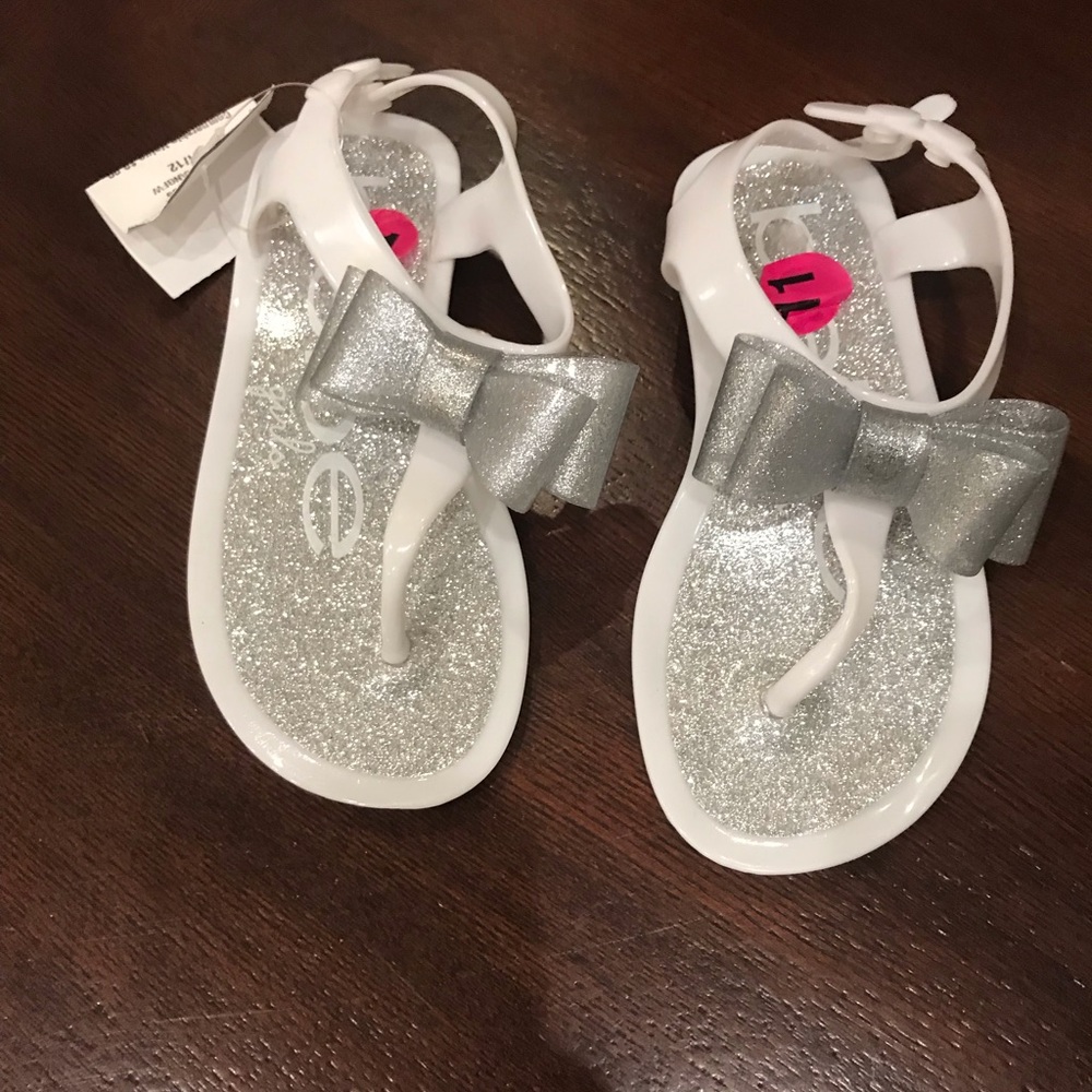 BEBE Girls Silver Glitter Bow Sandals. NWT.